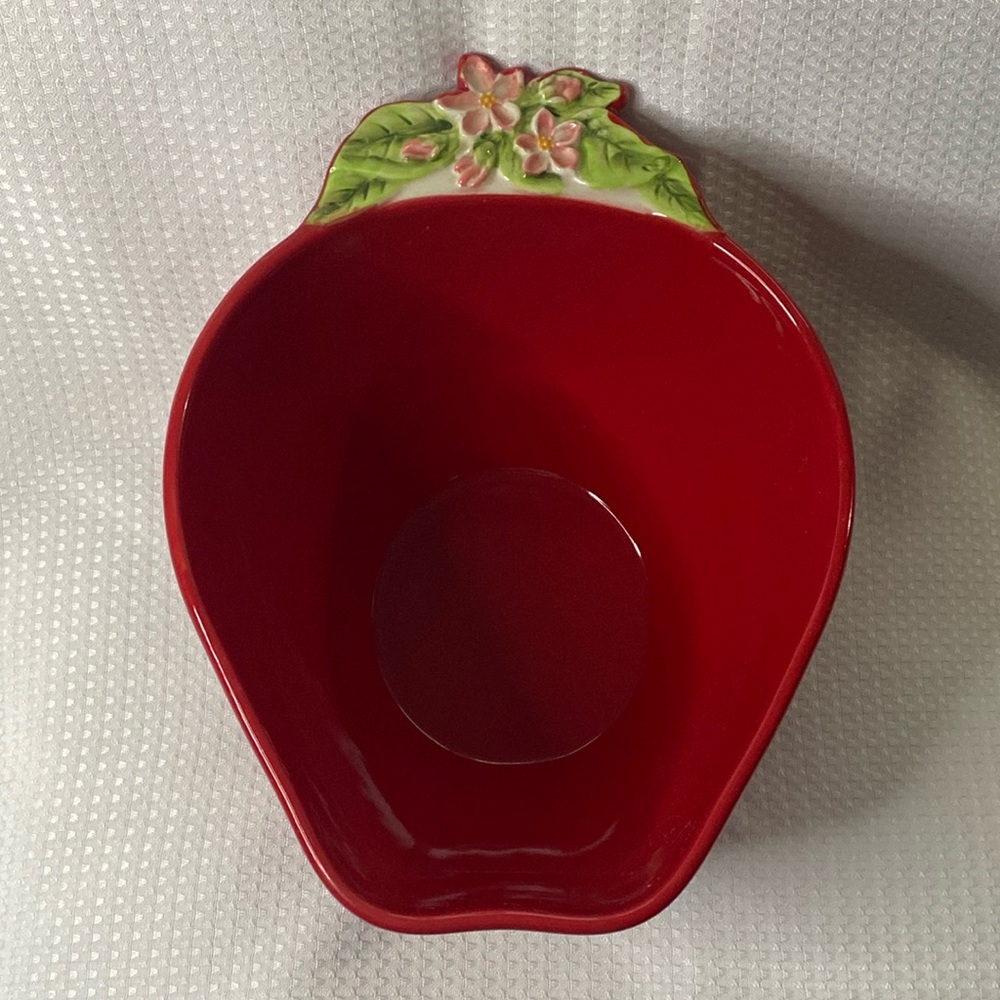 Temptations Stoneware 2 QT Figural Fruit Strawberry Bowl